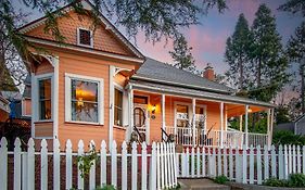 The Golden Parlor- Historic Victorian, Hot Tub